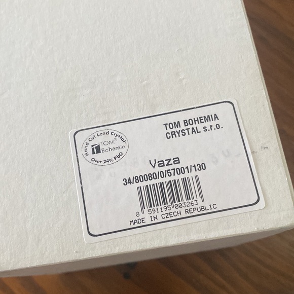 New in box Tom Bohemia Crystal hand cut bud vase - Picture 5 of 5